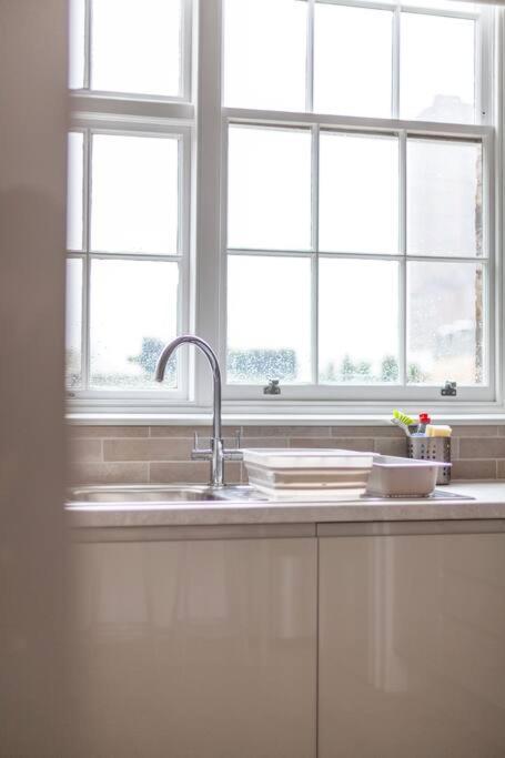 Spacious & Central 3-Bed Flat By Popular Waterloo! ลอนดอน ภายนอก รูปภาพ